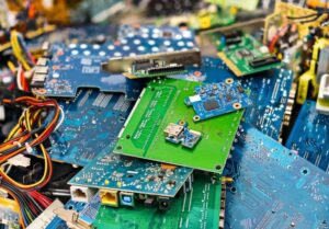 Lee más sobre el artículo CÓMO USAR COMPONENTES ELECTRÓNICOS RECICLADOS EN NUEVOS PROYECTOS