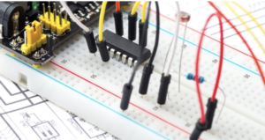 Lee más sobre el artículo 5 Errores con protoboard que destruyen tus circuitos y cómo evitarlos